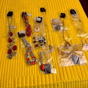 ⬇️⬇️PRICECDROP⬇️⬇️BUNDLE #2– Paparazzi Necklaces with matching earrings-BUNDLE